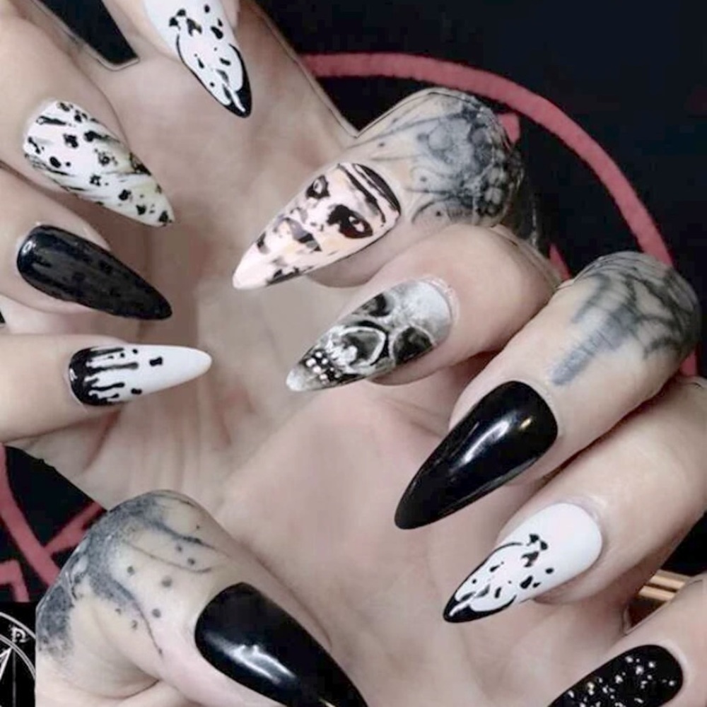 24 pc Halloween press on nails set.